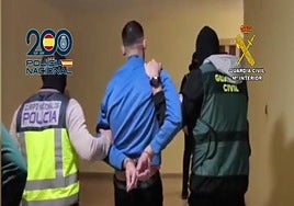 Policía Nacional y Guardia Civil durante el arresto de uno de los presuntos implicados.