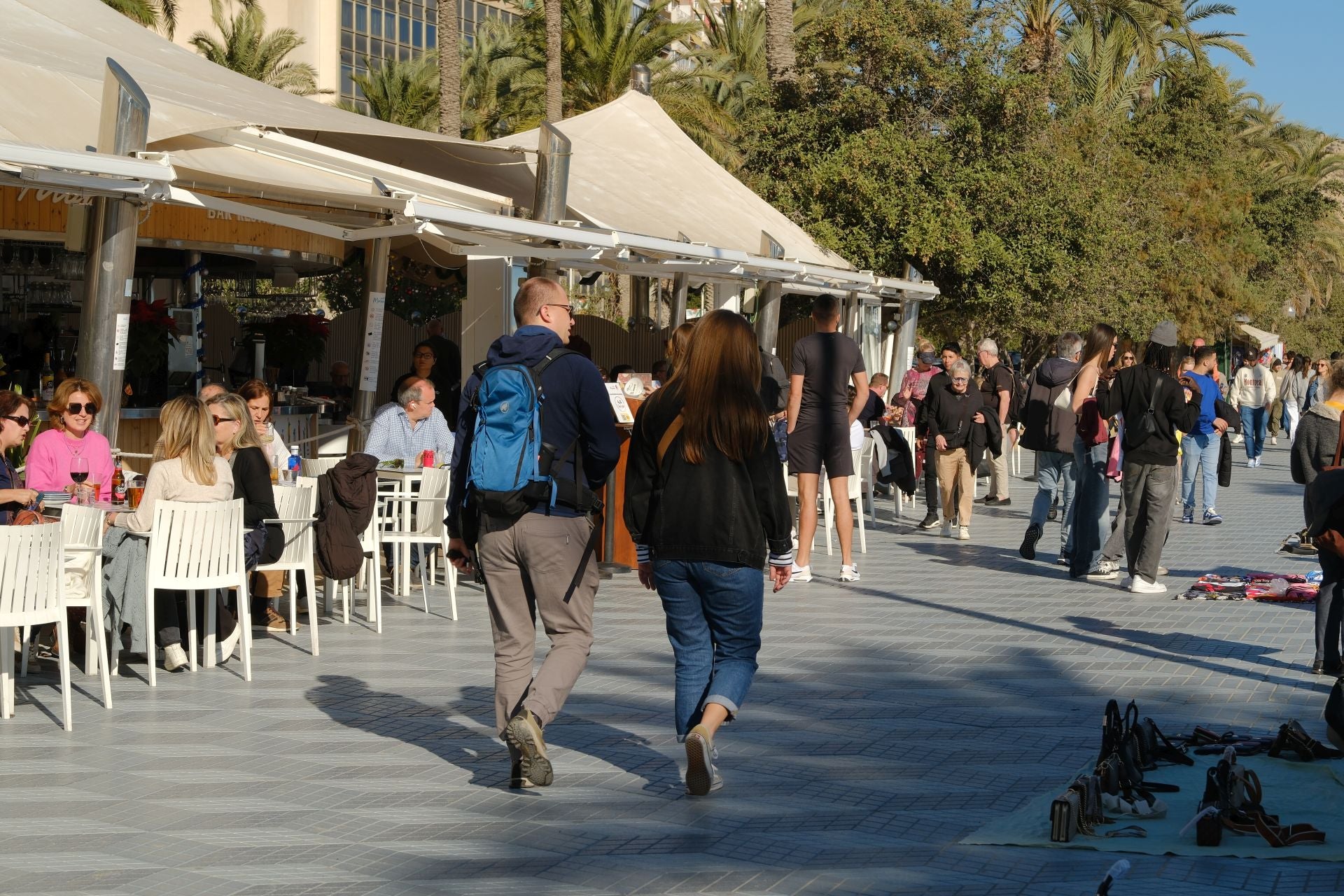 Alicante da la bienvenida al invierno con bañistas en el Postiguet