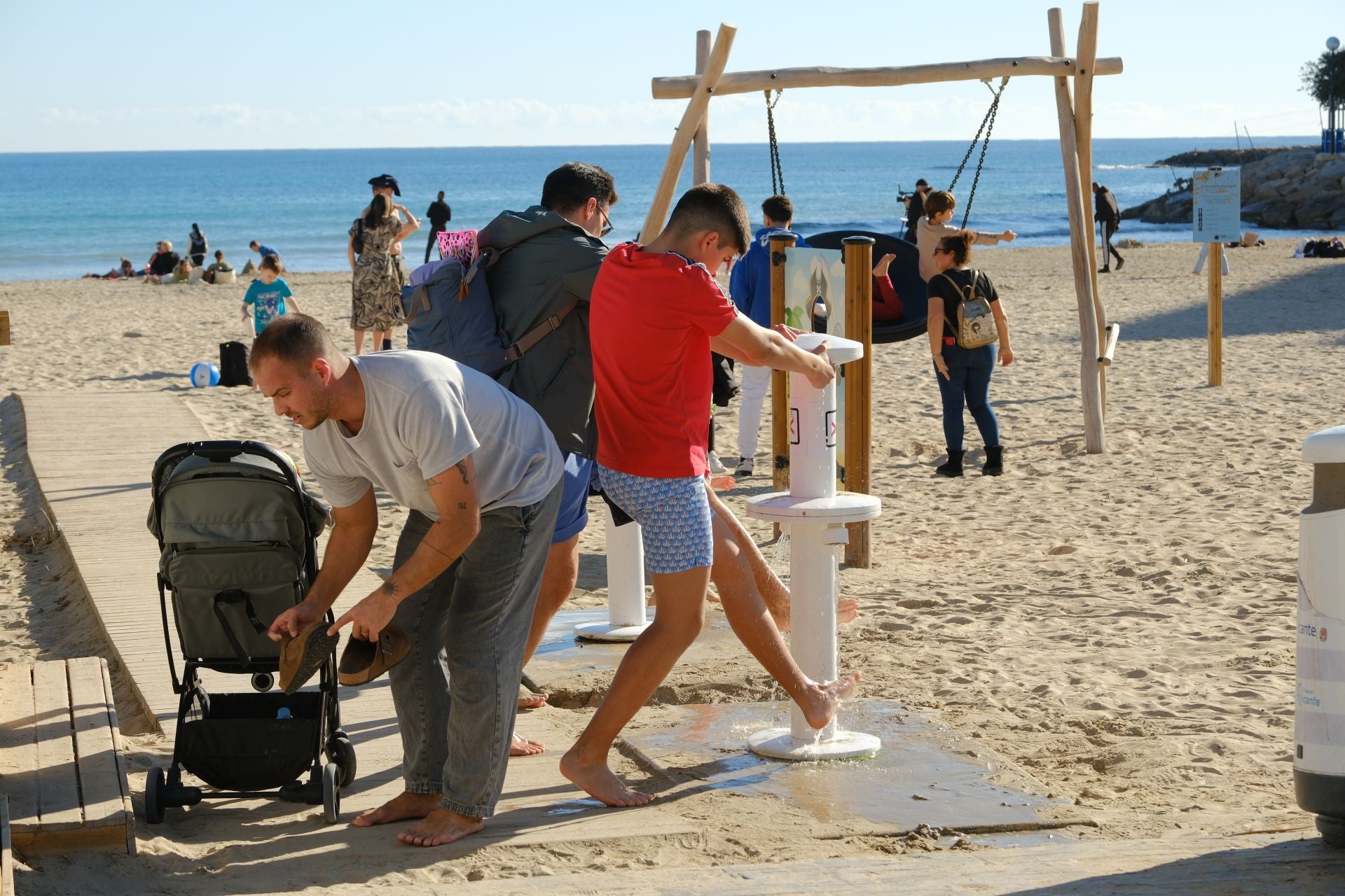 Alicante da la bienvenida al invierno con bañistas en el Postiguet