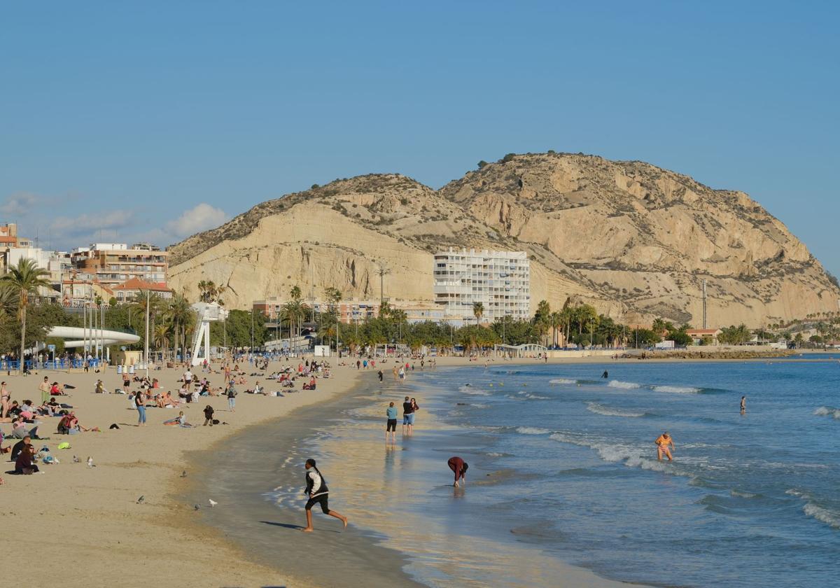 Alicante da la bienvenida al invierno con bañistas en el Postiguet