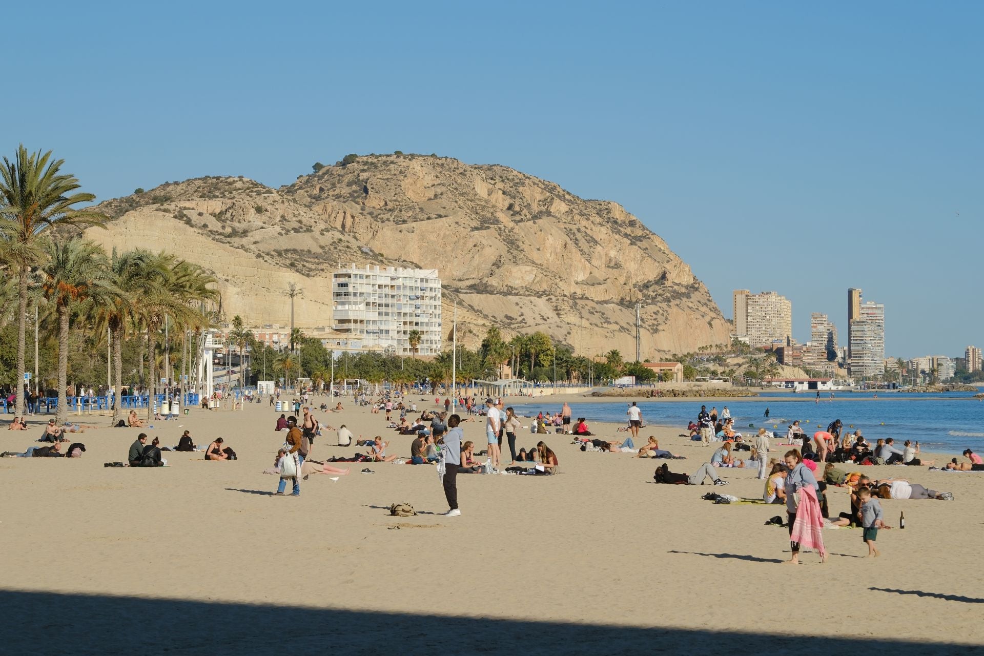 Alicante da la bienvenida al invierno con bañistas en el Postiguet