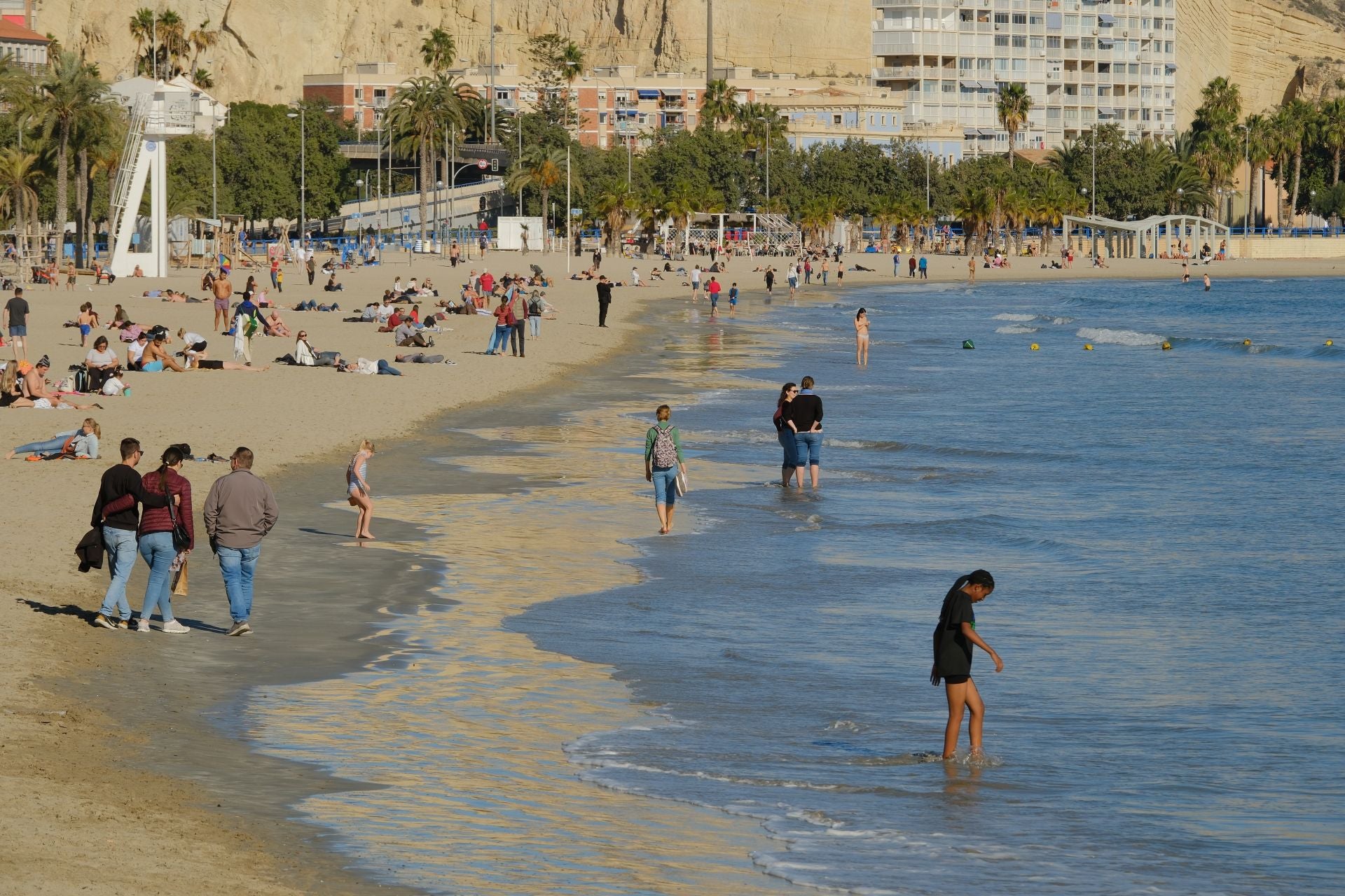 Alicante da la bienvenida al invierno con bañistas en el Postiguet