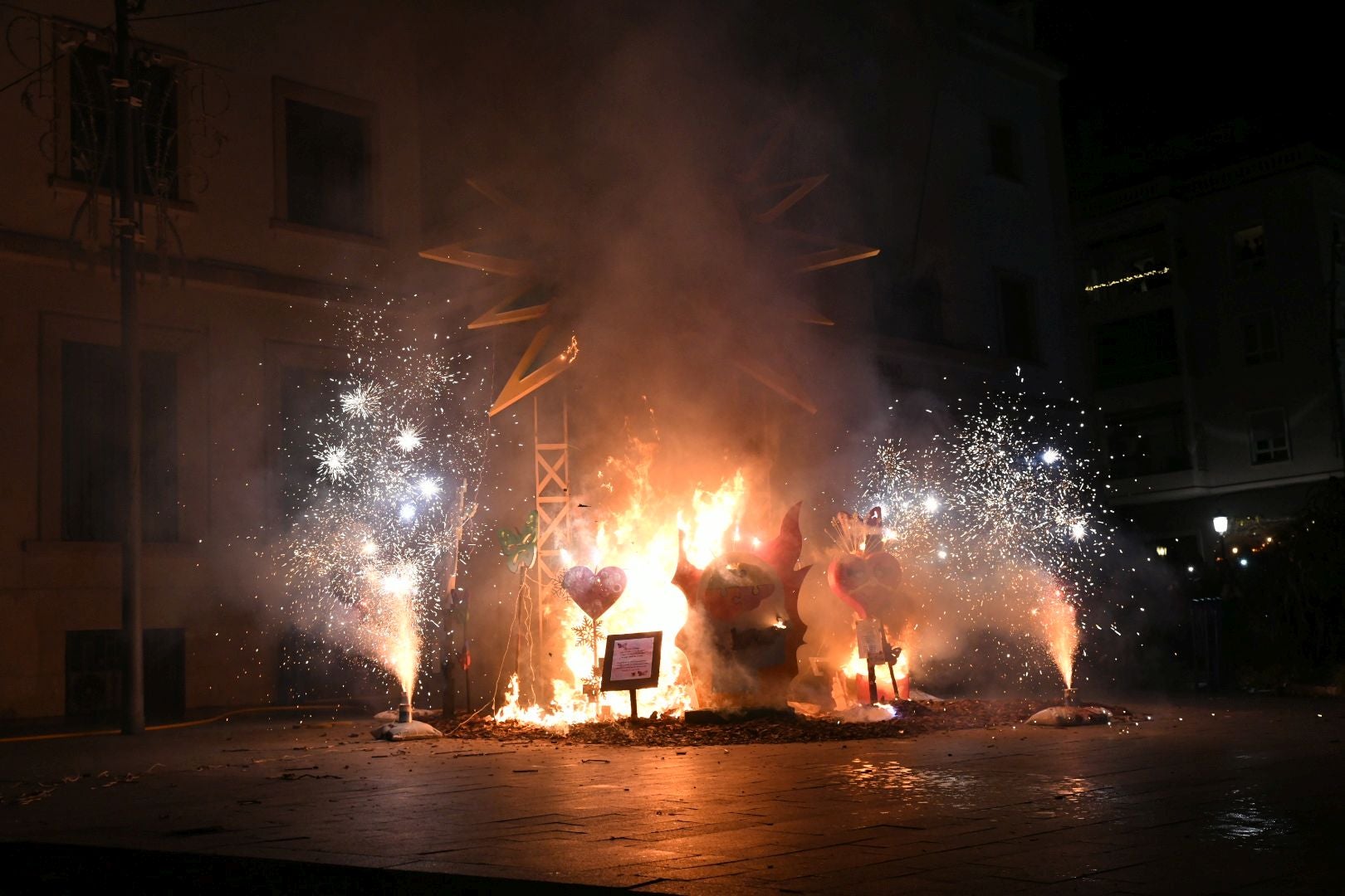 El alzheimer arde en la hoguera de Navidad de Alicante