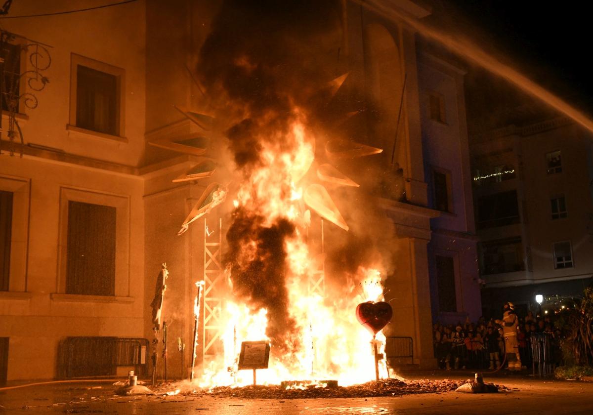 El alzheimer arde en la hoguera de Navidad de Alicante