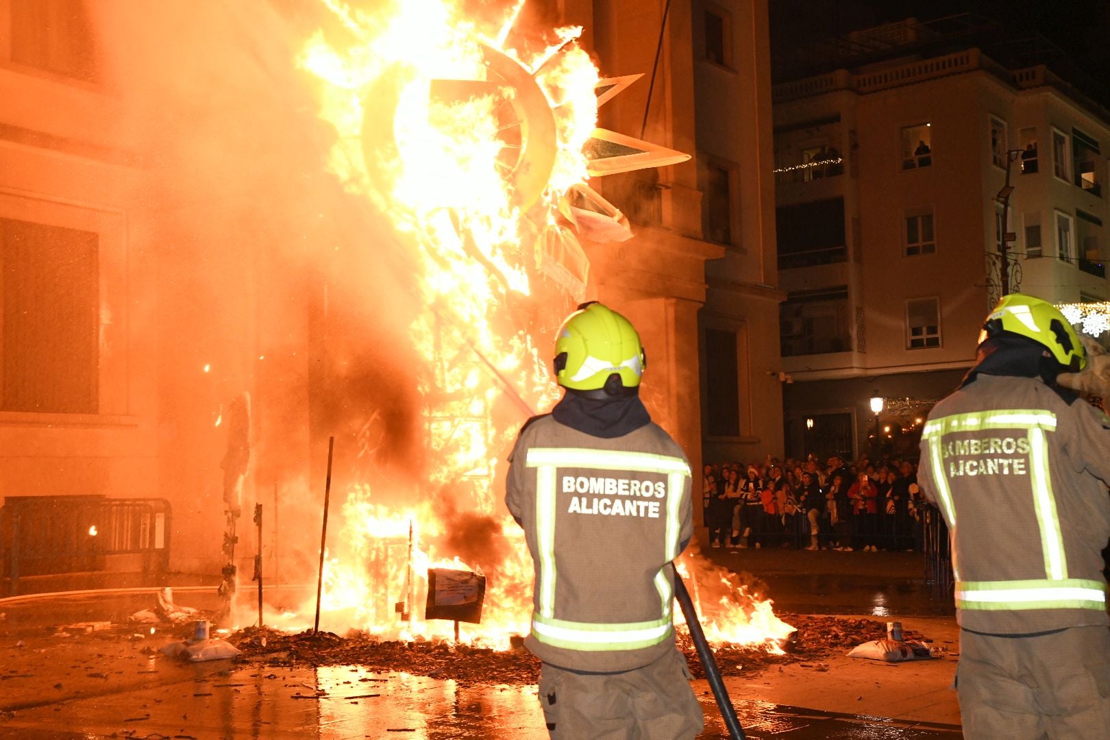 El alzheimer arde en la hoguera de Navidad de Alicante