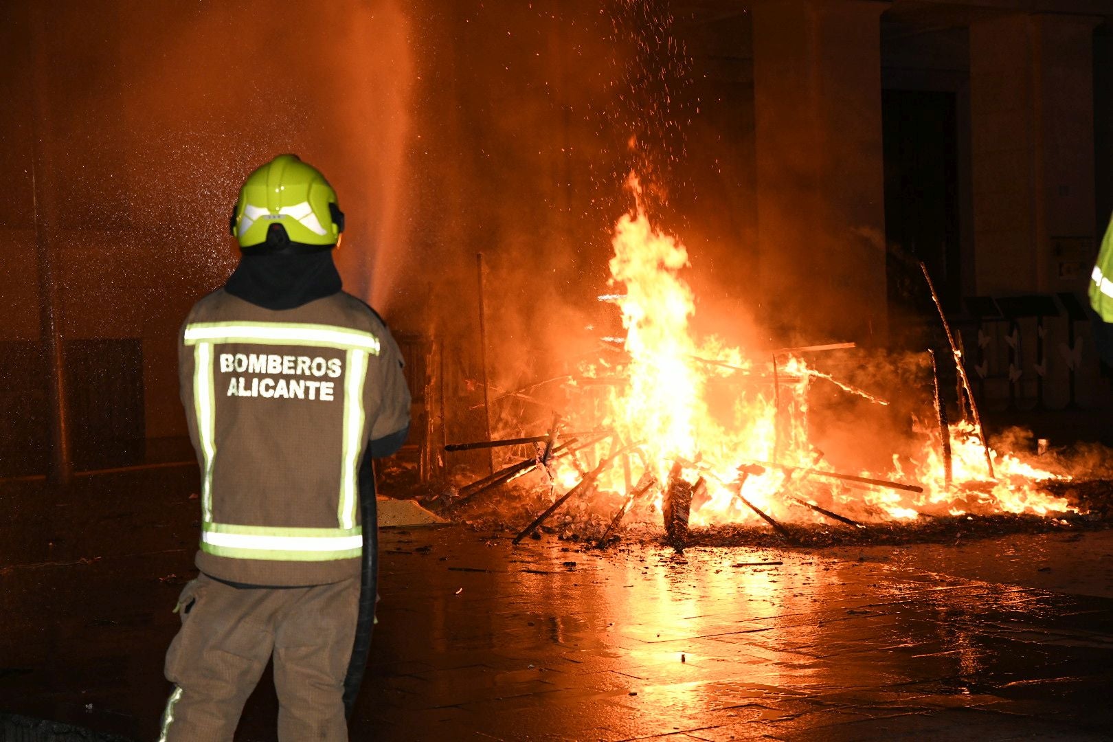 El alzheimer arde en la hoguera de Navidad de Alicante