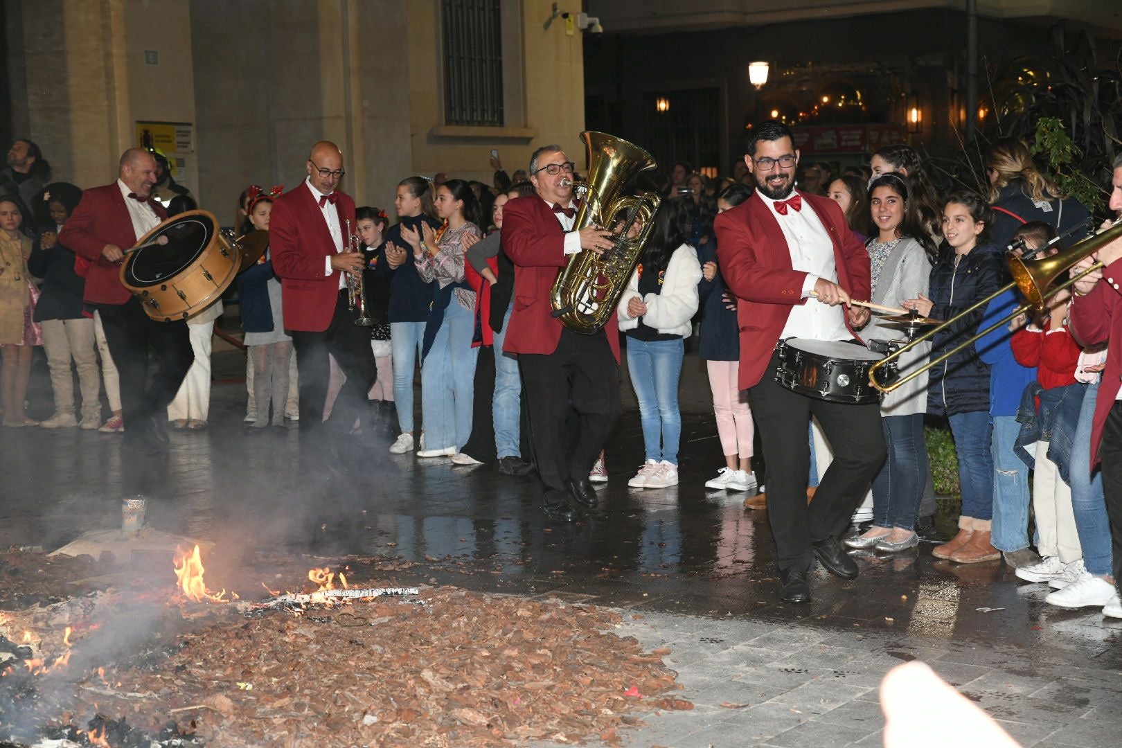 El alzheimer arde en la hoguera de Navidad de Alicante