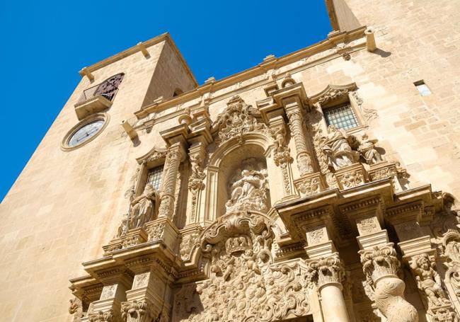 Fachada de la basílica de Santa María con la réplica de la Asunción.