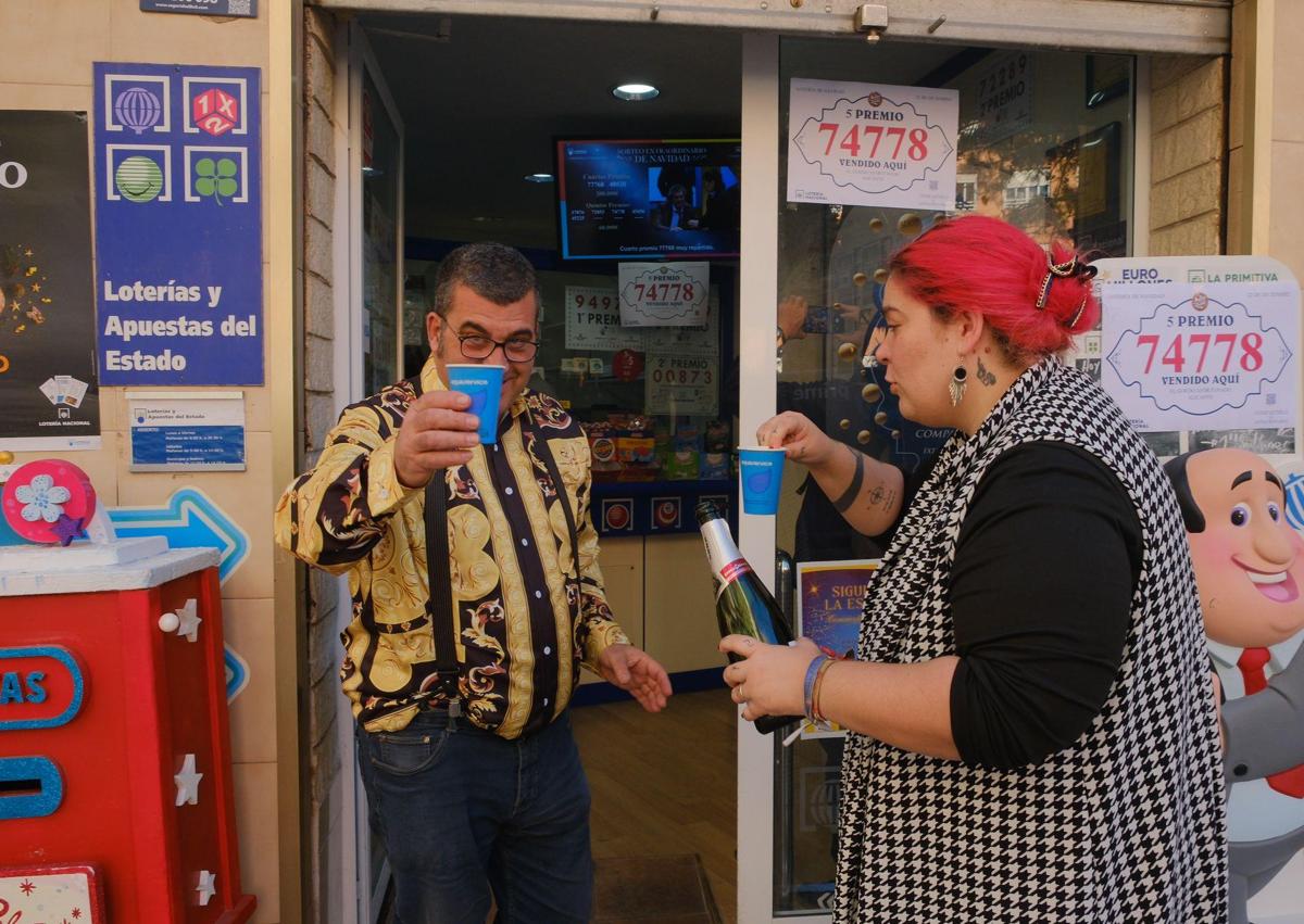 Imagen secundaria 1 - El Gordo Afortunado de Alicante celebra un quinto premio, el 74778.
