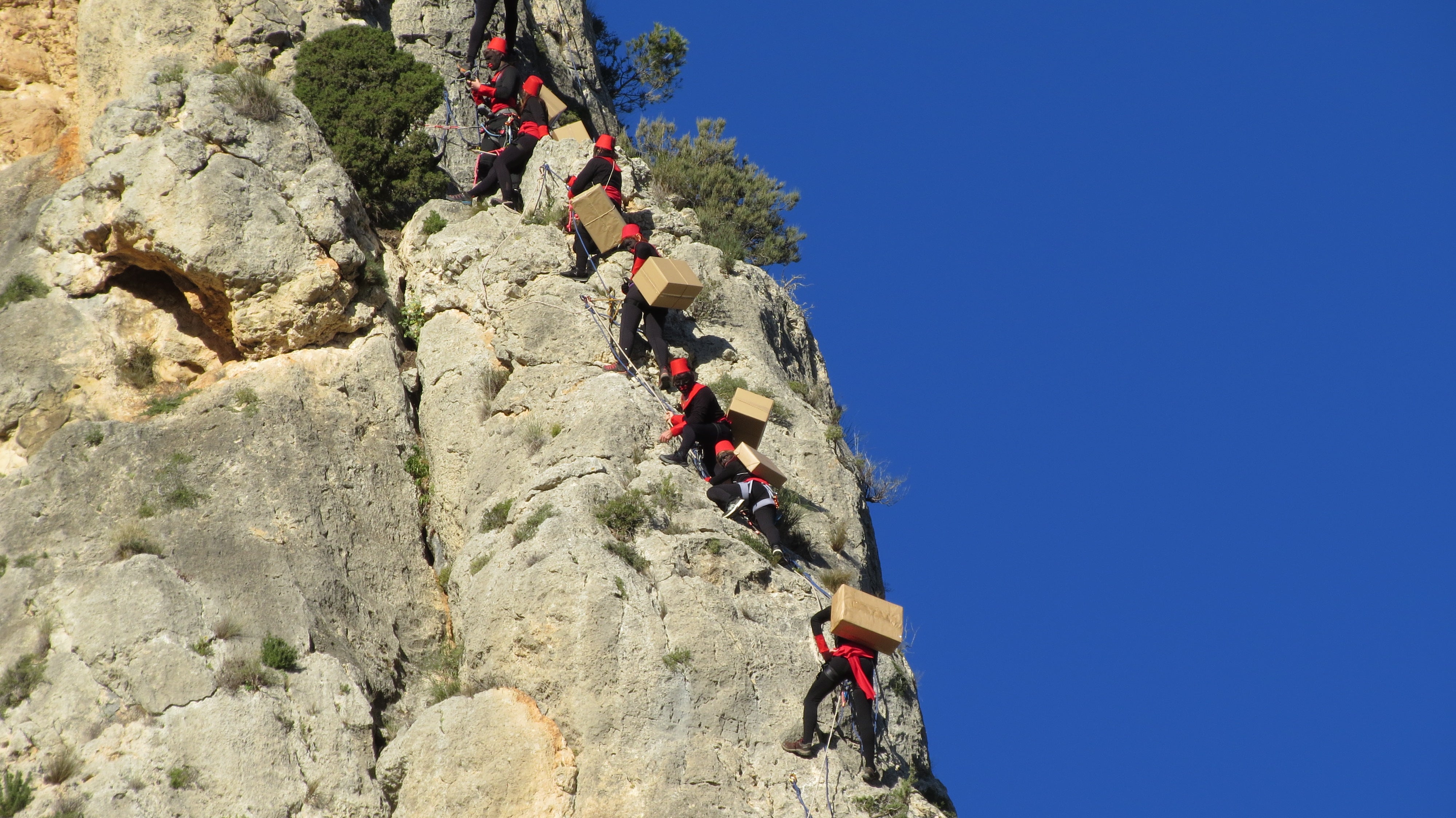 Imagen secundaria 1 - Pajes subiendo a El Castellar.