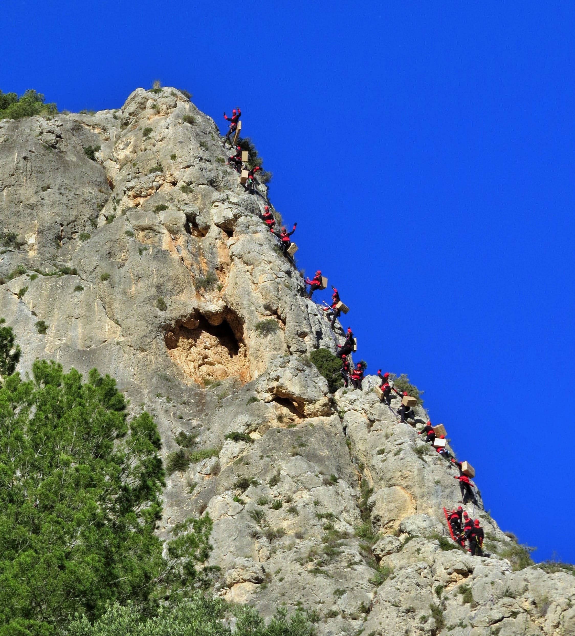 Imagen principal - Pajes subiendo a El Castellar.