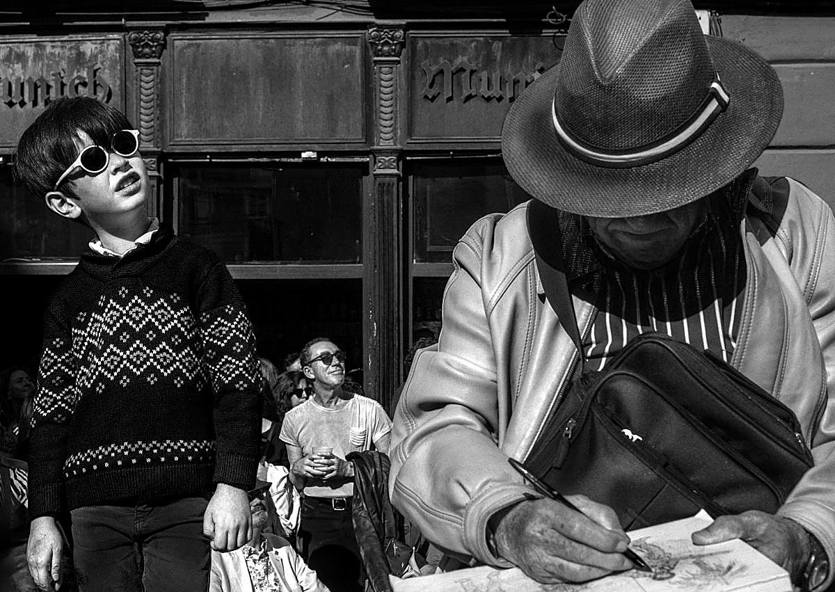 Imagen secundaria 1 - Reyes Cerdá con su obra &#039;Tríos&#039; gana el primer premio del XVII Otoño Fotográfico de Alicante