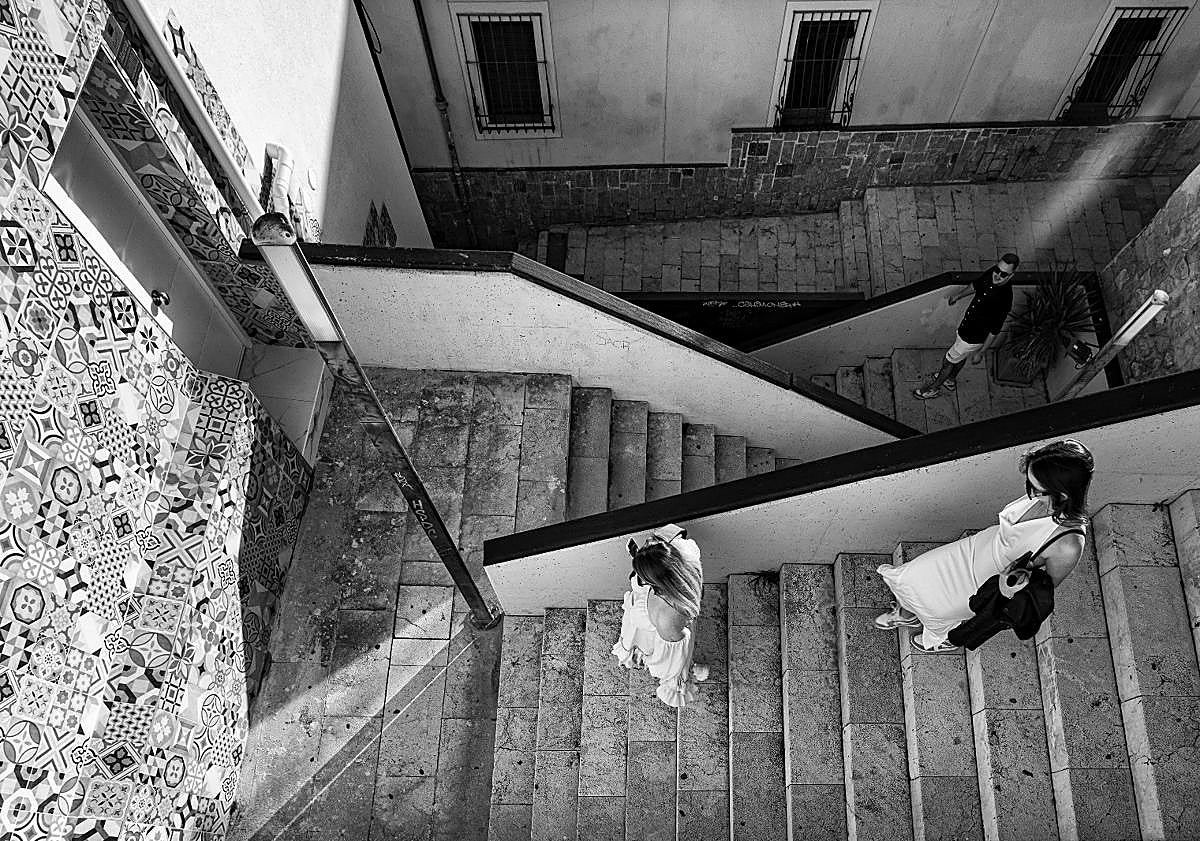 Imagen principal - Reyes Cerdá con su obra &#039;Tríos&#039; gana el primer premio del XVII Otoño Fotográfico de Alicante