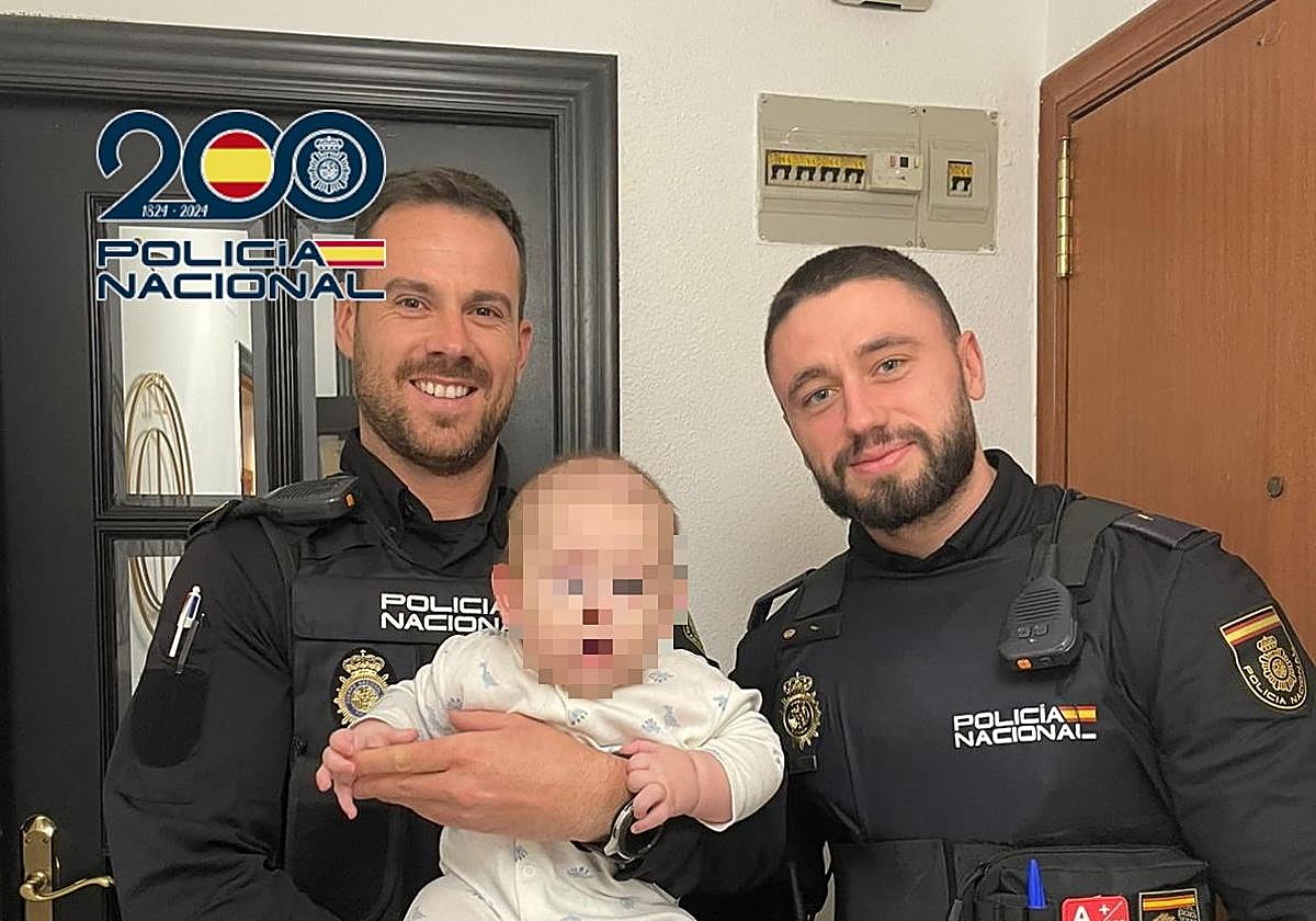 Los agentes con el niño.