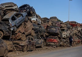 Coches apilados en la localidad de Catarroja 40 días después de la DANA de Valencia.