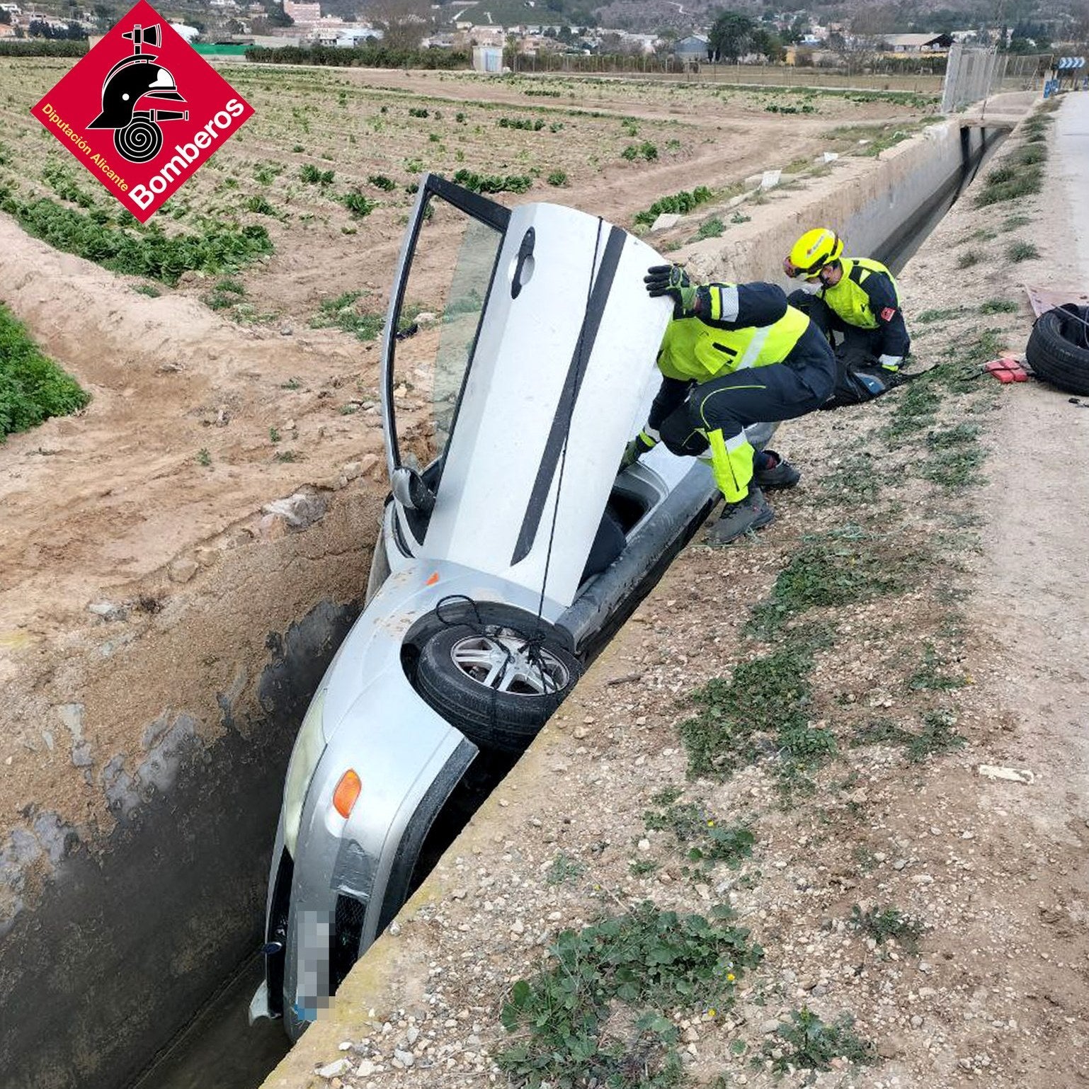 Coche encajado en un canal de Orihuela.