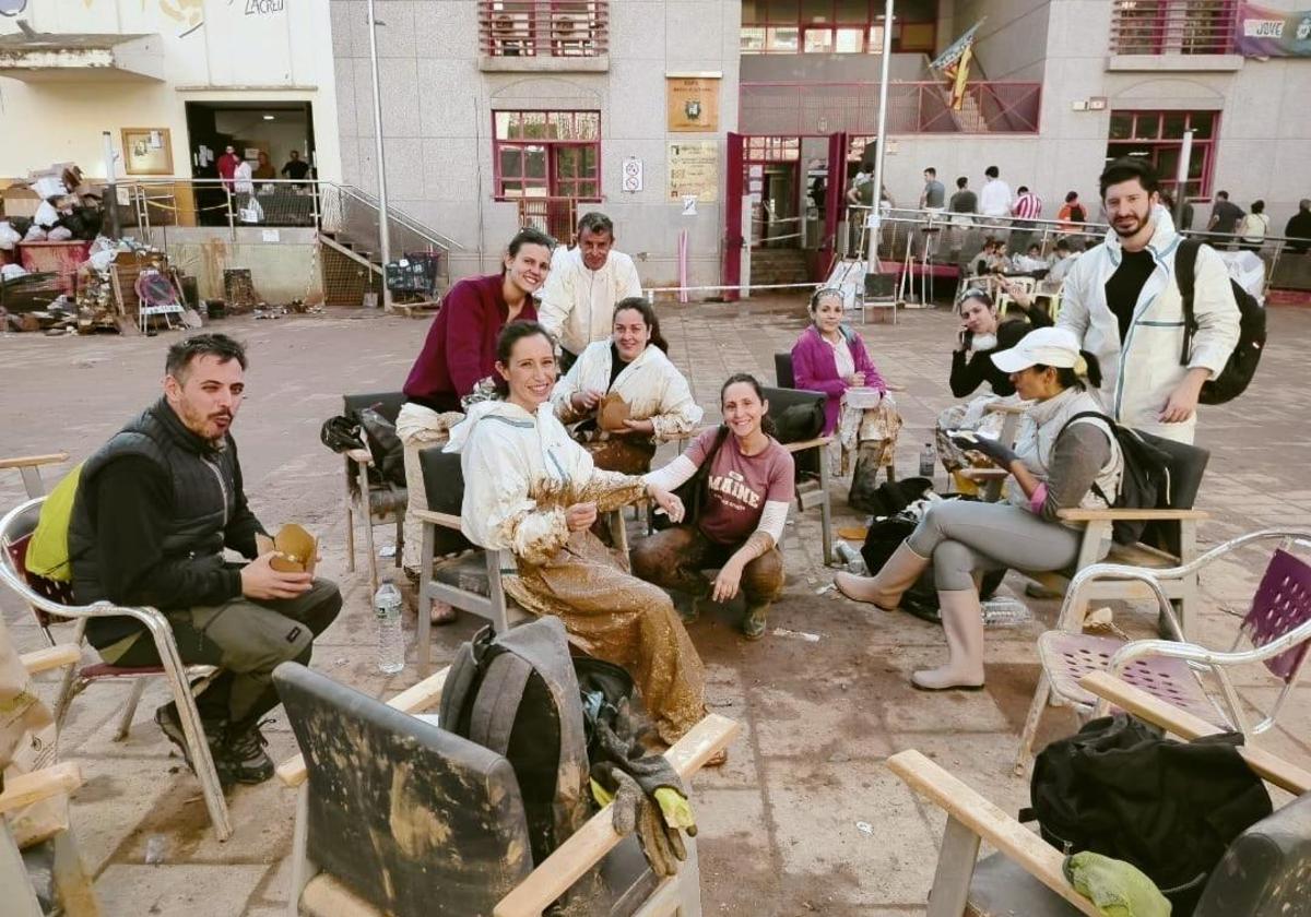 Voluntarios hacen un descanso de las labores de limpieza.