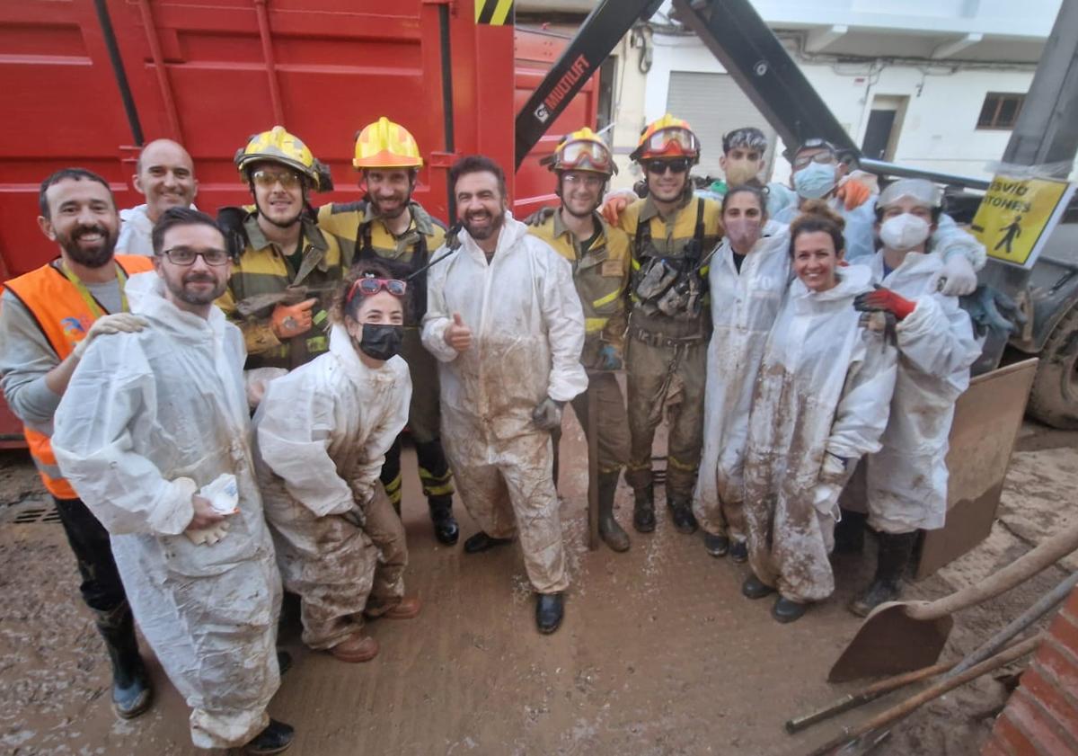 Imagen principal - Algunos voluntarios alicantinos en Valencia. 