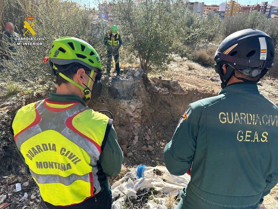 Imagen secundaria 1 - Despliegue de la Guardia Civil en el lugar de los hechos.