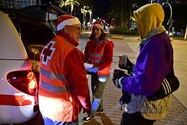 Asistencia de Cruz Roja a una persona sin hogar.