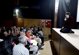 El actor Óscar Lasarte en la presentación.