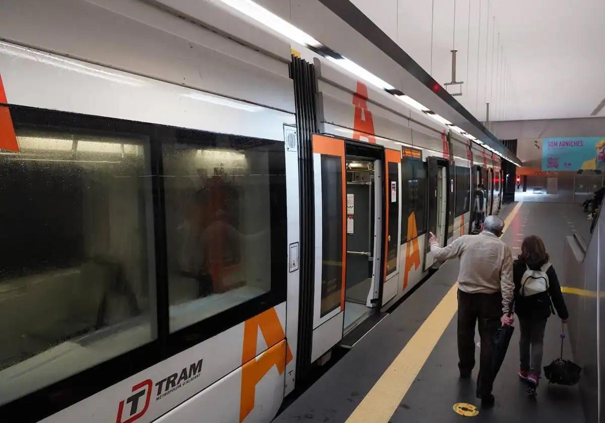 Un tranvía en la estación de Luceros de Alicante.