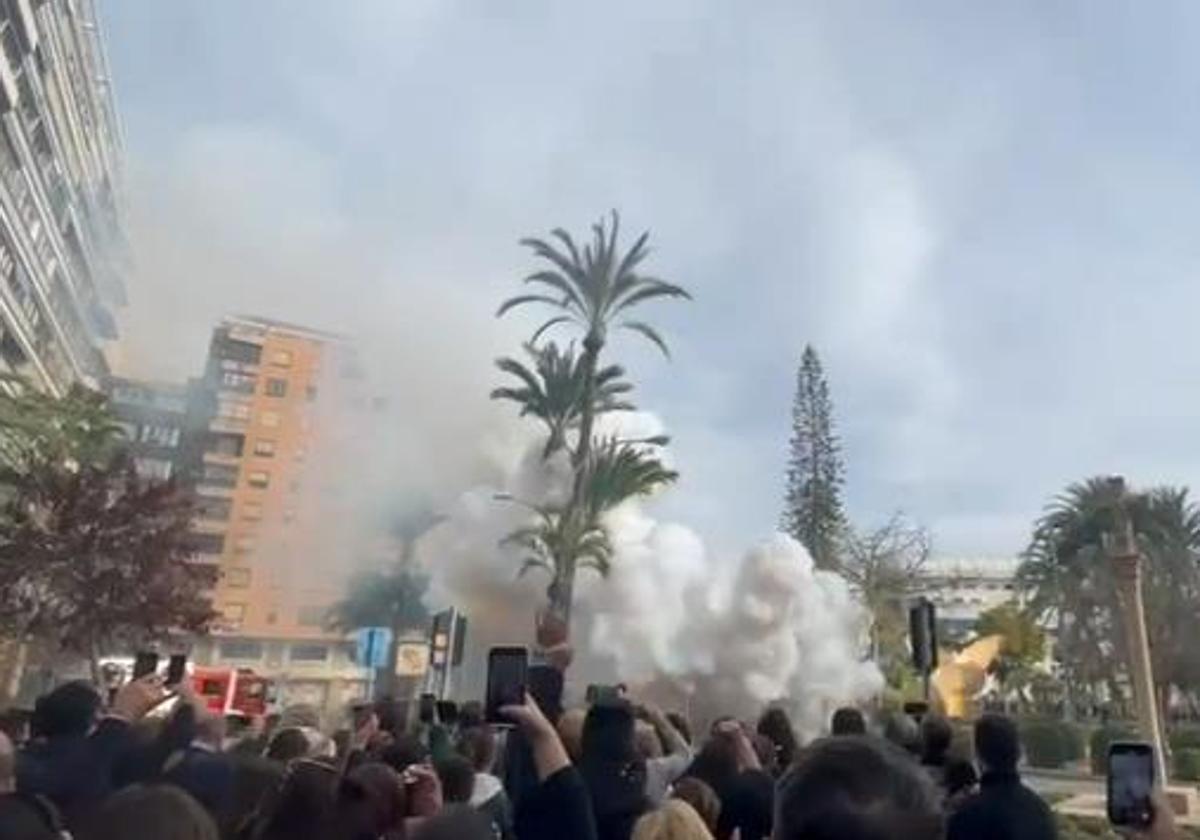 Mascletà en la plaza Galicia de Alicante.