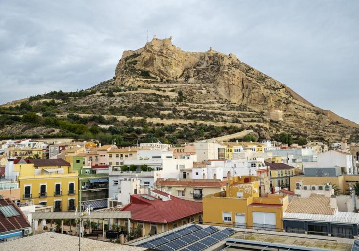 Castillo de Santa Bárbara de Alicante, sobre el monte Benacantil.