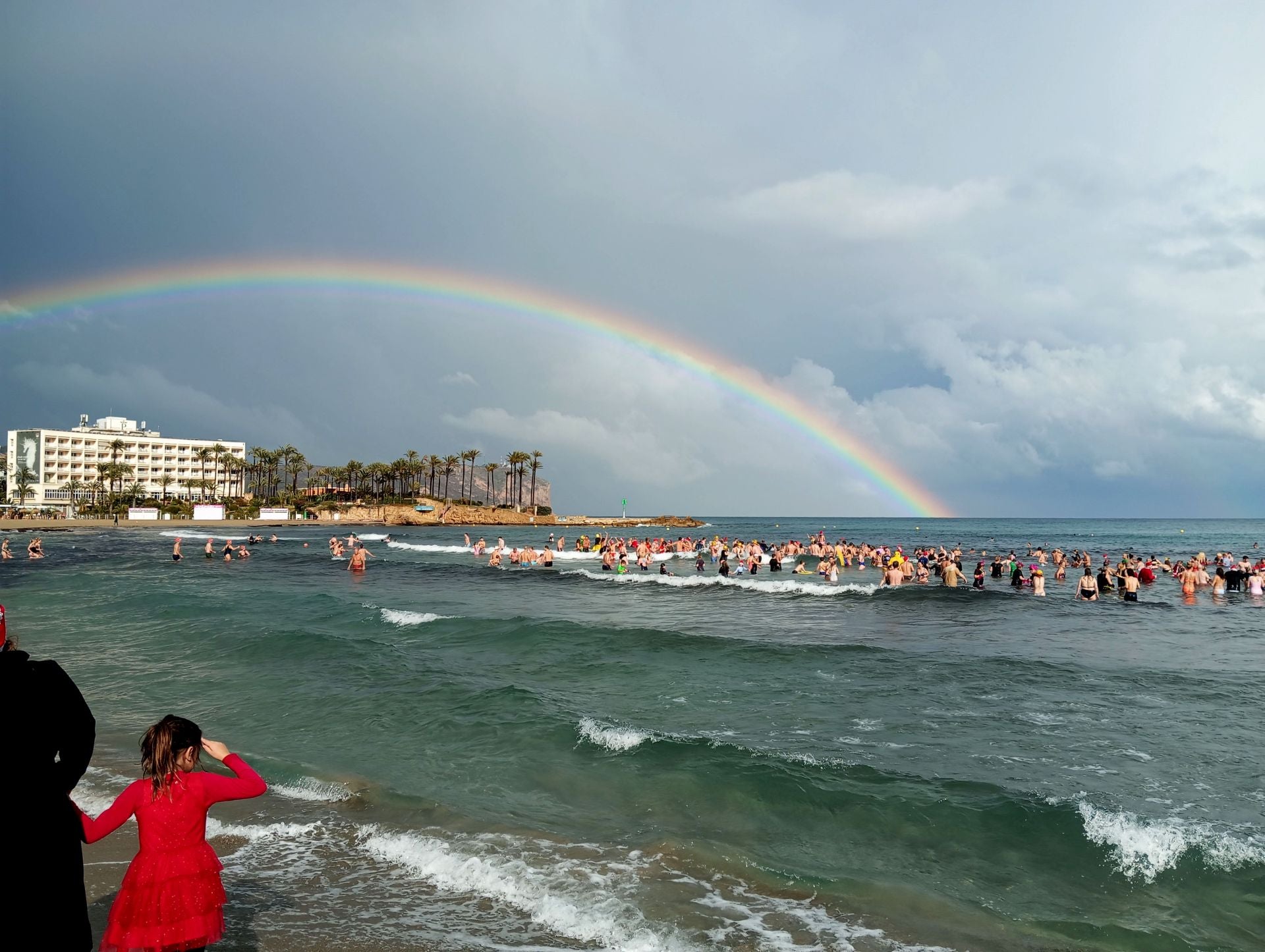 El arcoíris sale a las playas de Alicante en el primer baño del año