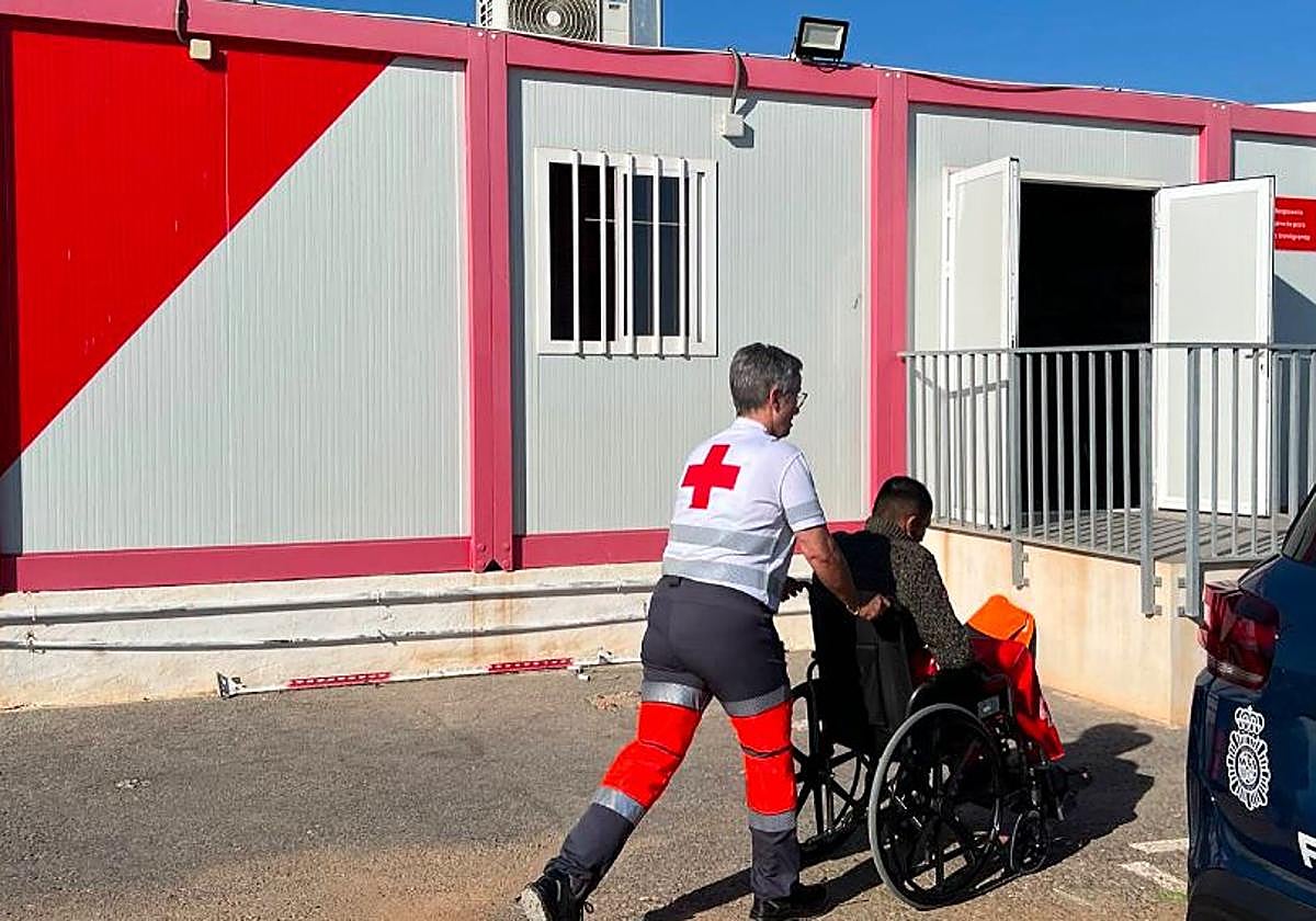 Humanitarian aid by the Red Cross at the port of Alicante for migrants arriving by boat.