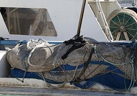 Red de pesca de un barco amarrado en Dénia.