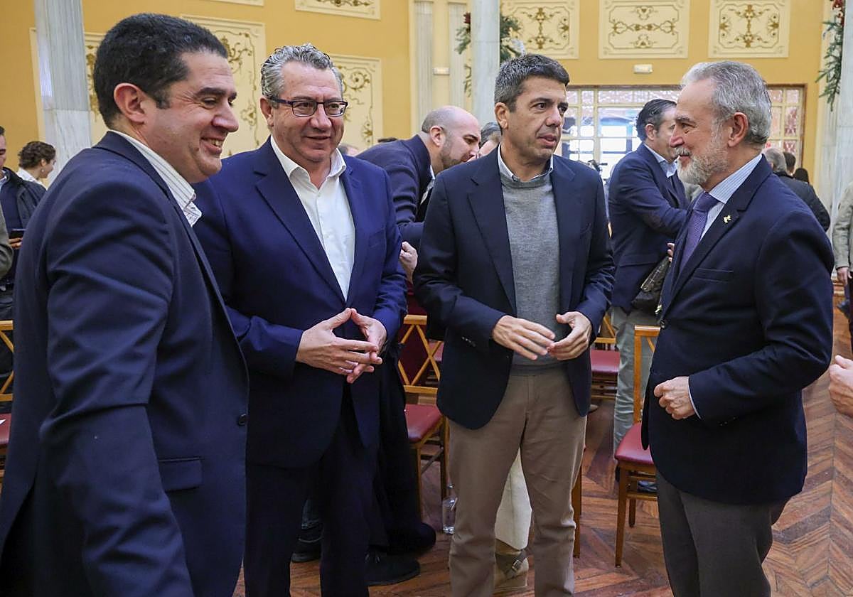 Los presidentes de la Diputación y la Generalitat, Toni Pérez y Carlos Mazón, con el alcalde de Alcoi, Toni Francés, en el Círculo Industrial de Alcoi.