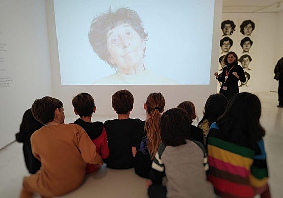 Un grupo de estudiantes, durante un recorrido didáctico por el MACA.