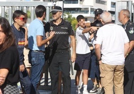 Imagen de la detención de un menor tras agredir con arma blanca a tres profesores y dos alumnos en un instituto de Jerez.