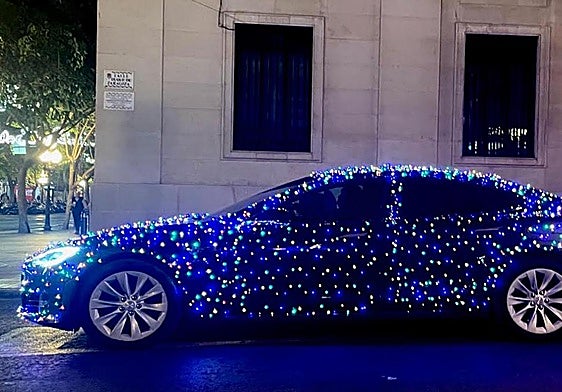 Coche vestido de luces en Alicante.