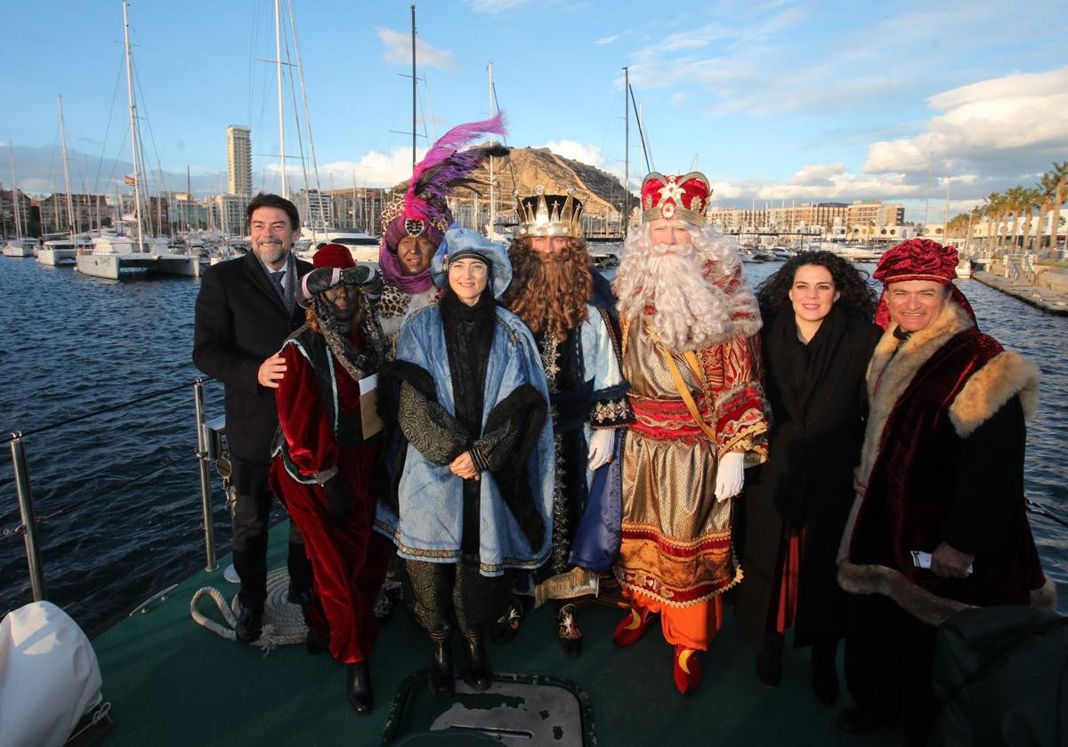 Los Reyes Magos y su séquito, llegando al puerto de Alicante en compañía del alcalde, Luis Barcala, y la concejal de Fiestas, Cristina Cutanda.