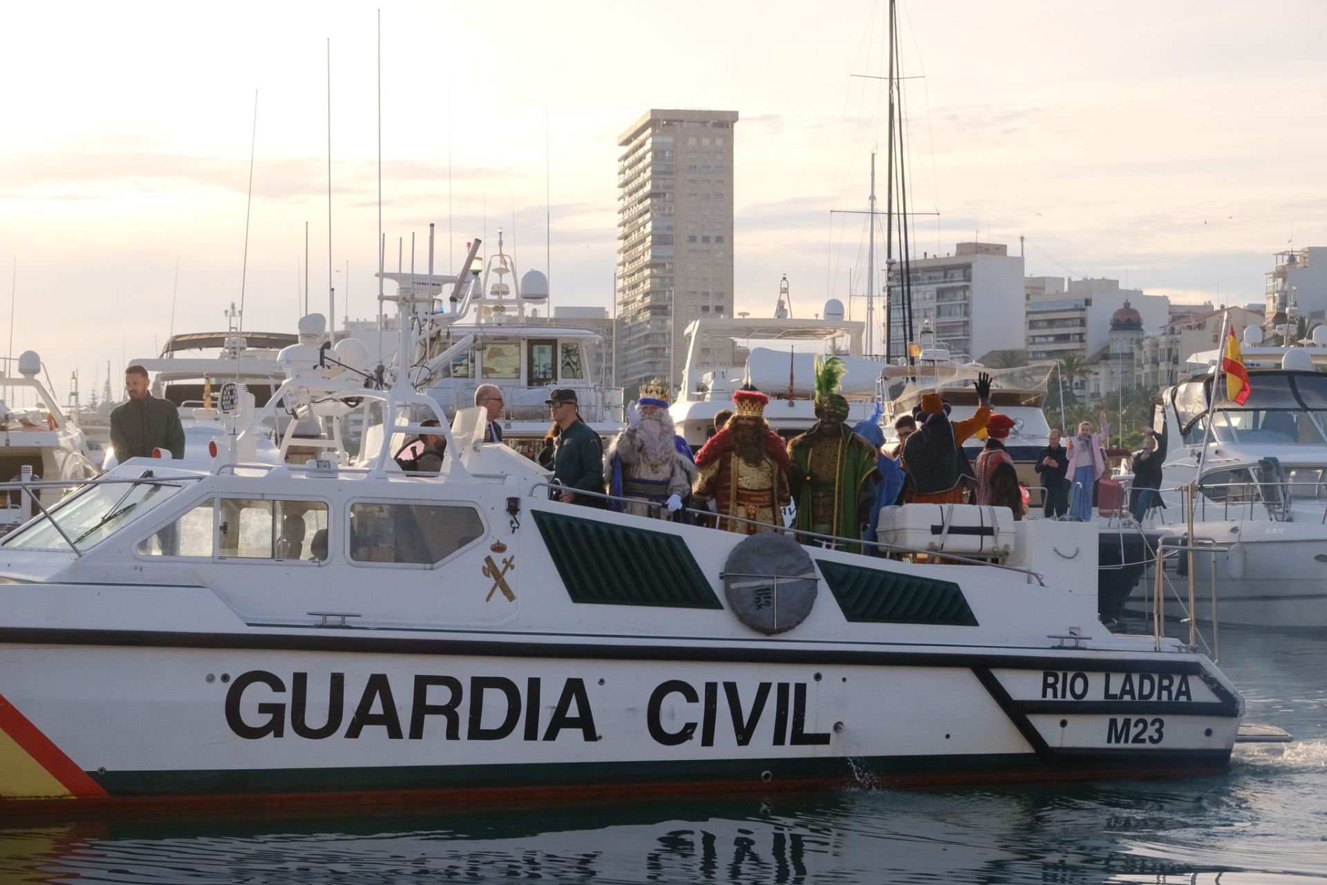 Los Reyes Magos desembarcan en el Puerto de Alicante