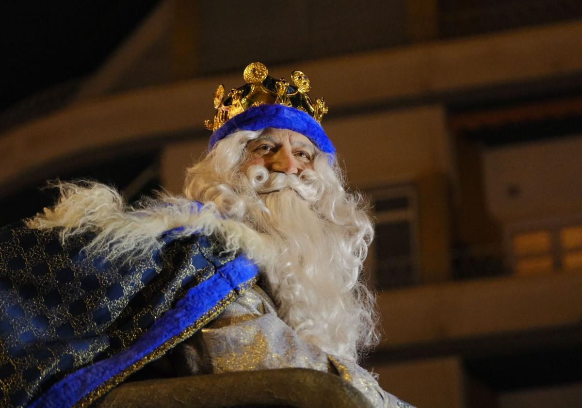 Imagen principal - La ilusión recorre las calles de Alicante con la Cabalgata de los Reyes Magos