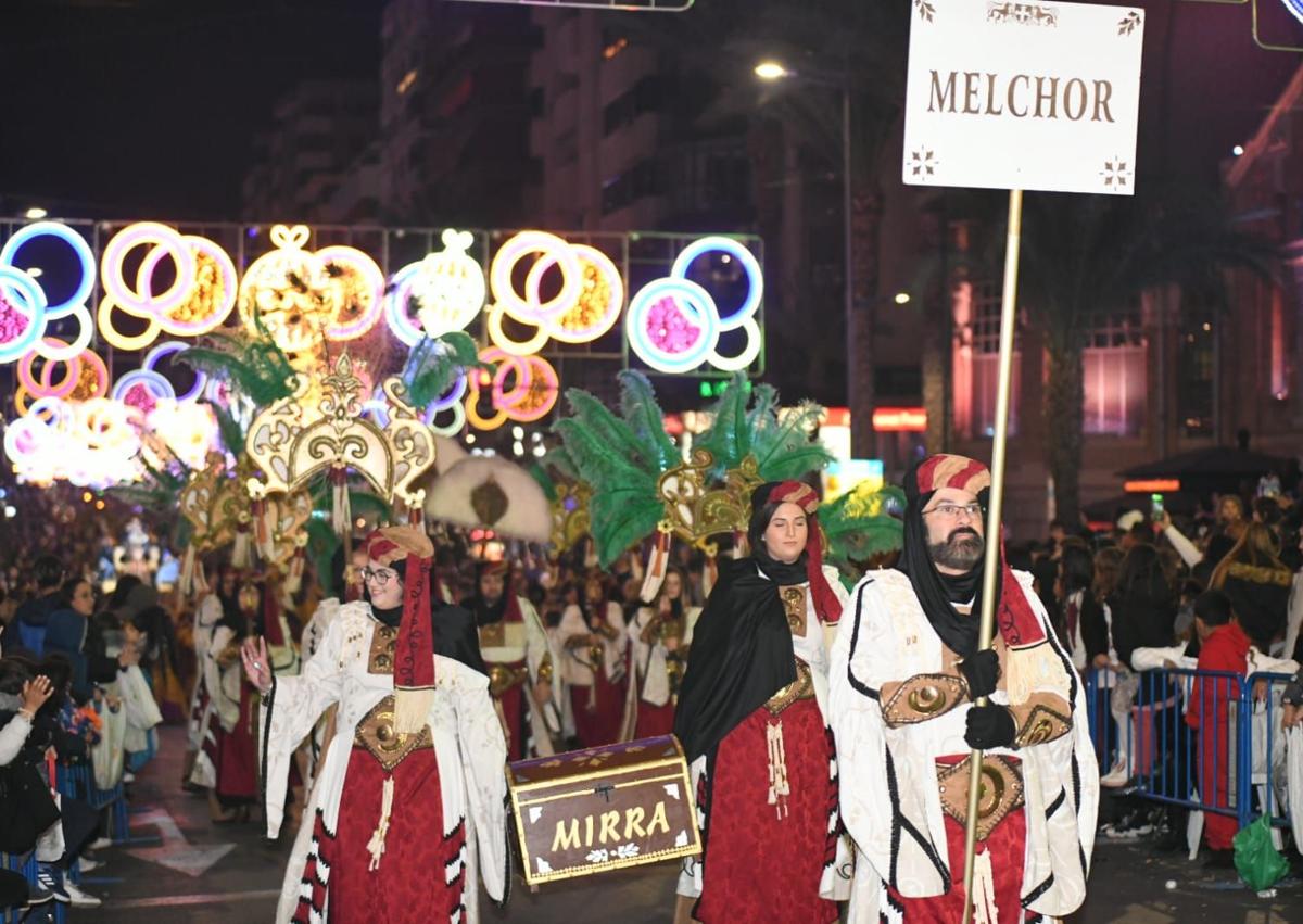 Imagen secundaria 1 - La ilusión recorre las calles de Alicante con la Cabalgata de los Reyes Magos