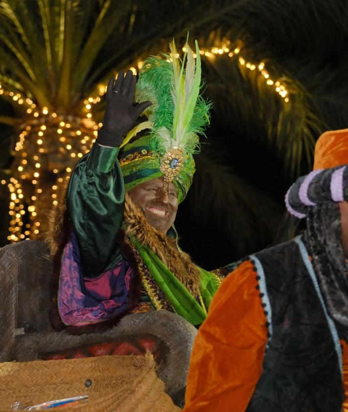 Imagen secundaria 2 - La ilusión recorre las calles de Alicante con la Cabalgata de los Reyes Magos