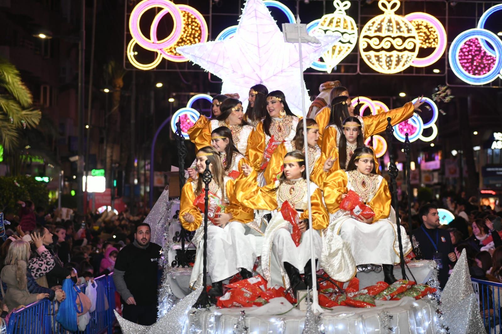 Los Reyes Magos llenan de magia Alicante