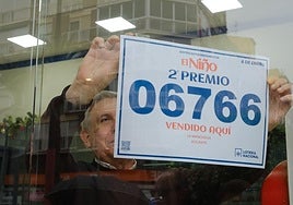 'La manchega' de Alicante cuelga el cartel del segundo premio en su administración.