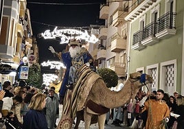 Melchor saluda encima de su camello.