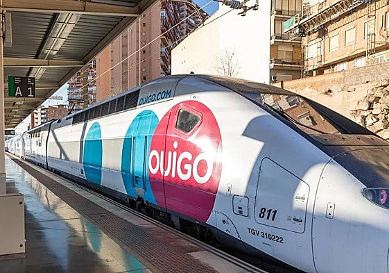Un tren de la compañía Ouigo en la estación de Alicante.