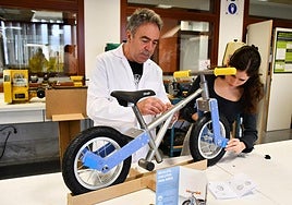 La estudiante junto a su director de TFG trabajando en el original prototipo.