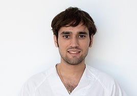 Fernando Morenilla, enfermero del centro de salud de Duanes de Mar, premiado por su trabajo de fin de residencia.