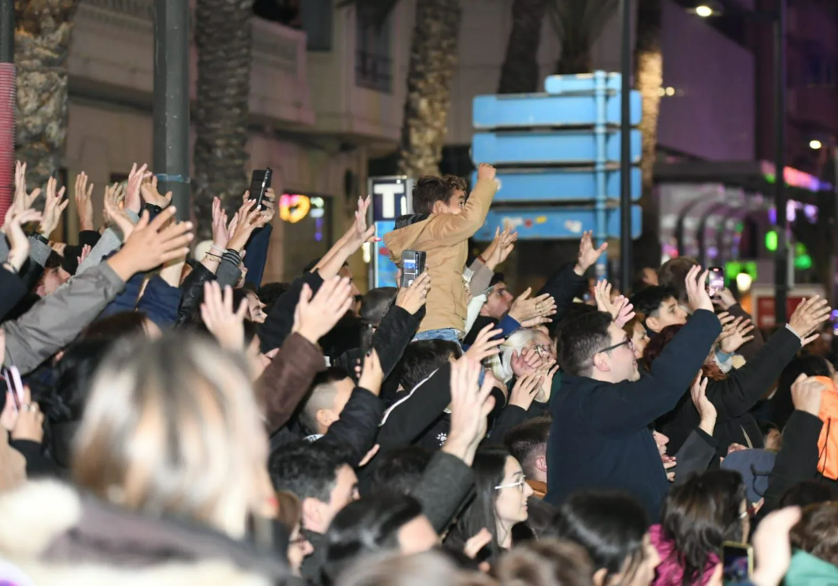 Público asistente a la Cabalgata de Reyes Magos de Alicante.