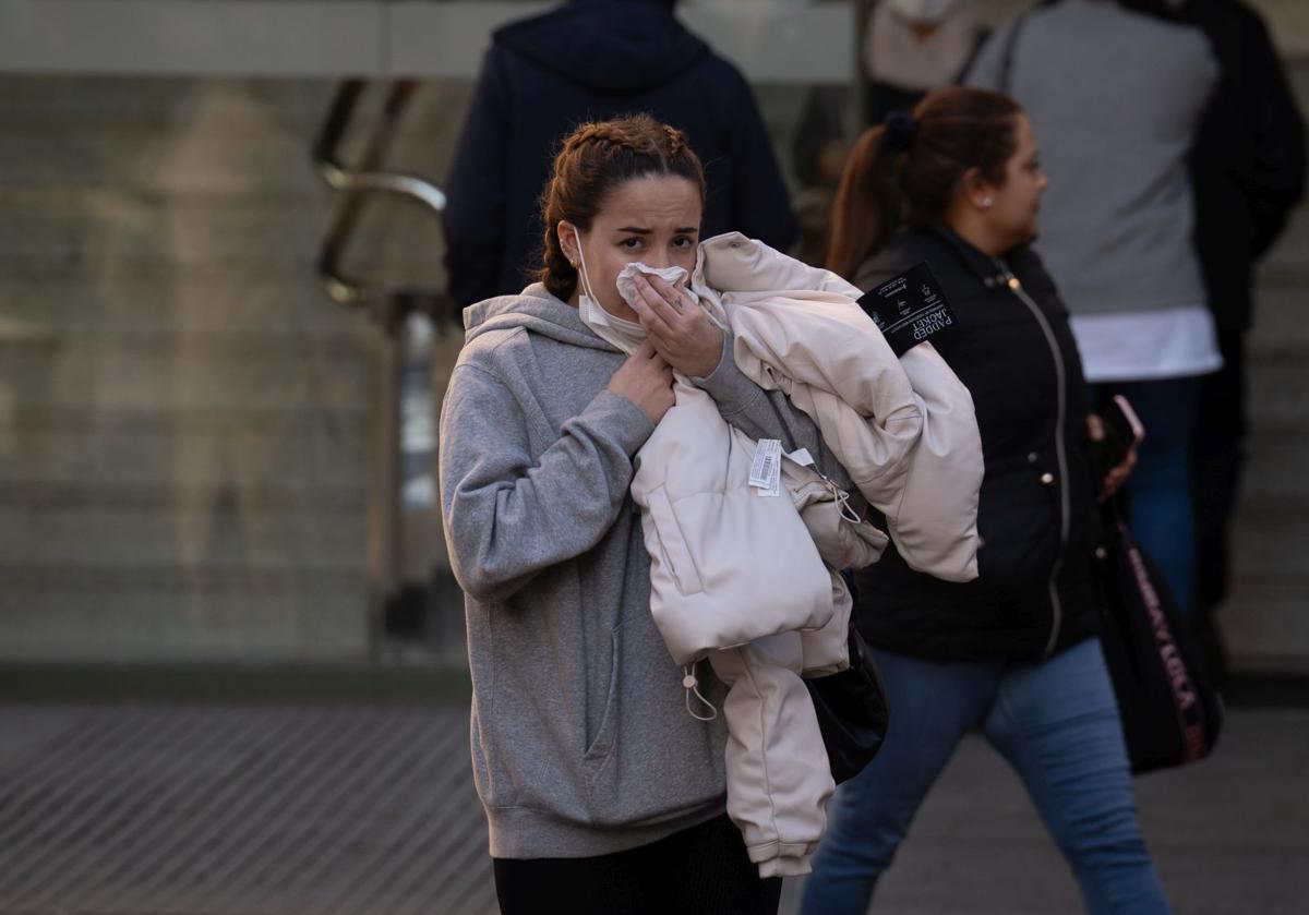 Imagen principal - Dos hospitales alicantinos ya recomiendan el uso de mascarilla tras el repunte de la gripe