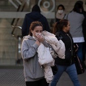 La oleada de gripe lleva a Sanidad a extender a todos los centros de Alicante la recomendación de la mascarilla