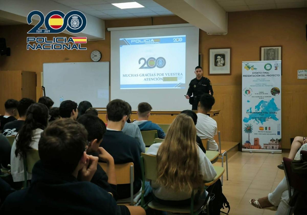 Un policía nacional realiza una charla en un centro educativo.